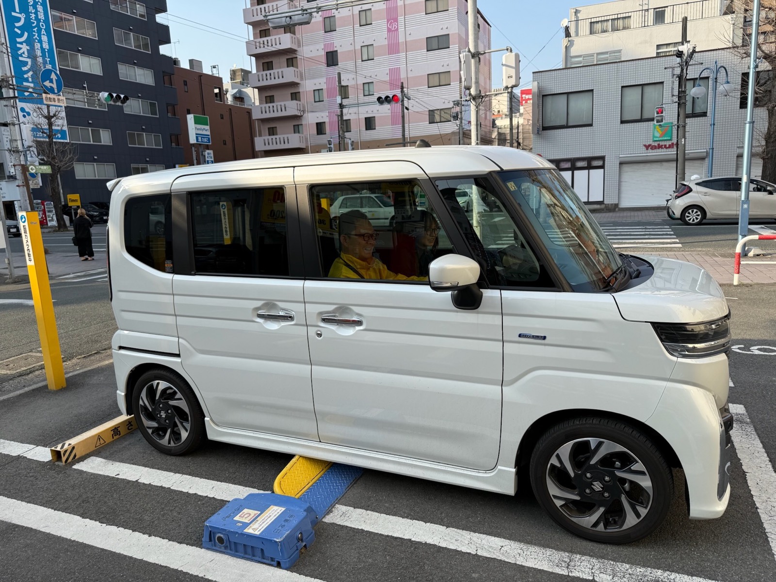 お客様の車を運転してお届けするワンダイコーのドライバー